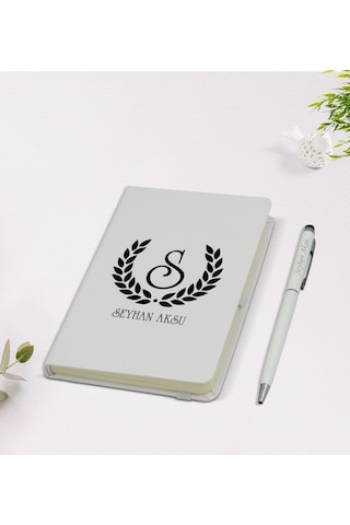 Kişiye Özel Çelenk Baş Harfli İsimli 9X14Cm Beyaz Defter Ve Kalem N11.1067
