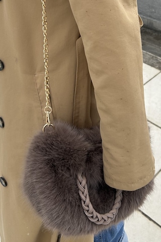 Mollycrush Kadın Acı Kahverengi Kürk Detaylı Zincirli Ve Örgü Saplı El Ve Omuz Çantası Yumuşak Peluş Kışlık Şık Baget Kahverengi