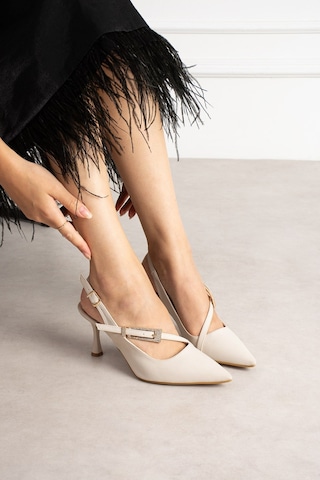 Dabab Shoes Merva Kadın Bej Saten Sivri Burun Taşlı Toka Detaylı Çapraz Bantlı 7 Cm İnce Topuklu Slingback Abiye Ayakkabı