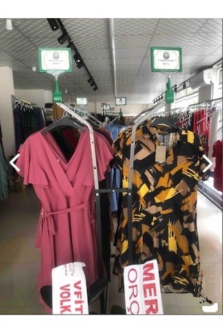 Teknor V Ayarlı Paslanmaz Metal Konfeksiyon Elbise Askılık Tekerlekli Portatif Askılık Siyah