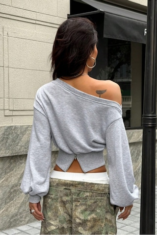 Tarz Cool Kadın Asimetrik Yaka Crop Sweatshirt Omuz Dekolteli Büzgülü Fermuar Detaylı Gri