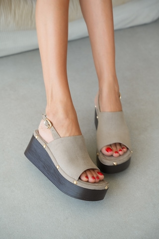 Selin Shoes Navor Kalın Bant Ayarlanabilir Bilek Gold Toka Detay Dolgu Topuk Kadın Sandalet- Vizon Süet VİZON