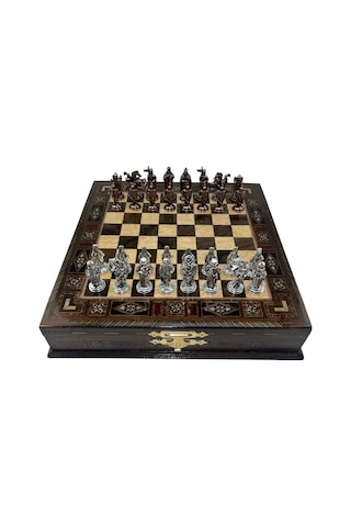Gifthome Premium Orta Boy Metal Osmanlı & İngiliz Satranç Takımı Ve Sandıklı Masif Ahşap Satranç Tahtası 28x28x5,5 Cm.