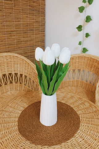 Vazoda Islak Görünümlü Yapay Beyaz Laleler Modern Dekor Aranjmanı Vazo + 8 Li Gül Beyaz