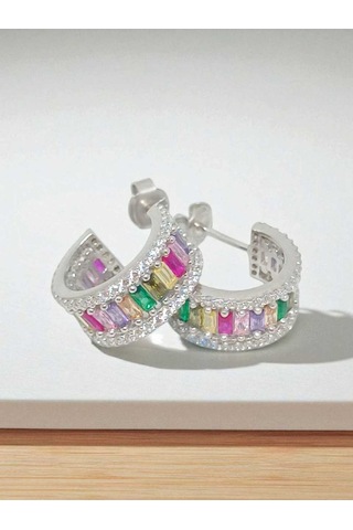 Rengarenk Taşlı 925 Ayar Gümüş Halka Görünümlü Çivi Model Küpe Gösterişli Ve Işıltılı Tasarım Gümüş