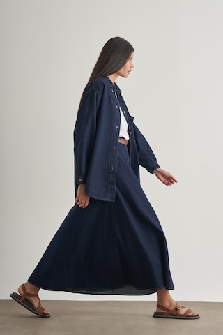 Mizalle Beli Lastikli Volanlı Evaze Lacivert Maksi Denim Etek Lacivert