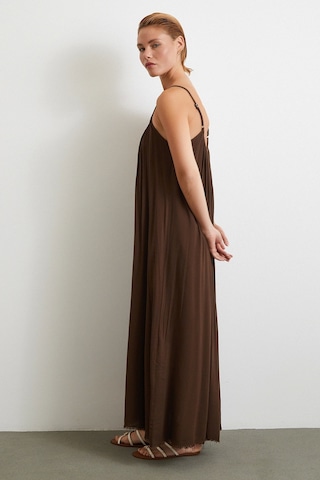 Askılı Piliseli Geniş Elbise Kahve Kahve
