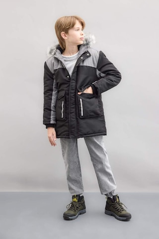 DeFacto Erkek Çocuk Çıkarılabilir Suni Kürk Yaka Kapüşonlu Pelüş Astar Parka C8990A824CWBK27