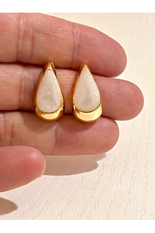 Damla Model Mineli Küpe - Altın Renk Şık Tasarım Krem