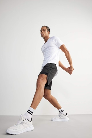 DeFactoFit Slim Fit Dar Kesim Sporcu Standart Paça Şort V3030AZ24SPBK81