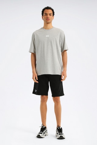 Reebok Sılıcone Badge T-shırt Gri Erkek Kısa Kol T-shirt 000000000102345103