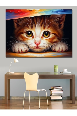Ahşap Tablo Bilgisayar Masasında Meraklı Küçük Kedi