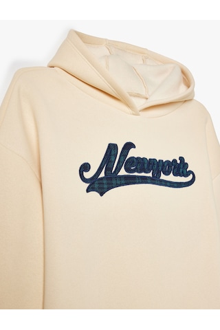 Koton Kapşonlu Sweatshirt Şehir Temalı Baskı Detaylı Uzun Kollu Şardonlu Bej 5wkg10039ak Ekru