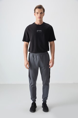 Tommy Life Koyu Gri Yüzeyi Dokulu Standart Fit Nakışlı Erkek Eşofman Alt - 82126 Koyu Gri