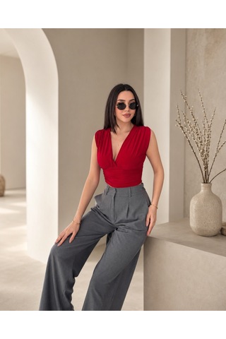 İkales Vatkalı Kolsuz V Yaka Drapeli Crop Bluz Likralı Fit Kırmızı