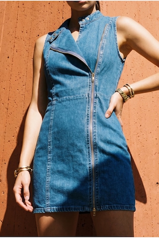 Fashion Cocktail Biker Yaka Fit Likralı Boyundan Etek Ucuna Verev Çapraz Fermuarlı Vücuda Tam Oturan Y2k Tarzı Yırtmaca Dönüşen Çapraz Tasarımlı Çıtçıt Dik Yakalı Kolsuz Kot Elbise Mavi