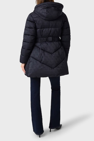 Guess Logolu Kapüşonlu Yaka Orta Boy Şişme Mont W6bl50w4144 Kadın Mont W6bl50 W4144 Jblk Siyah