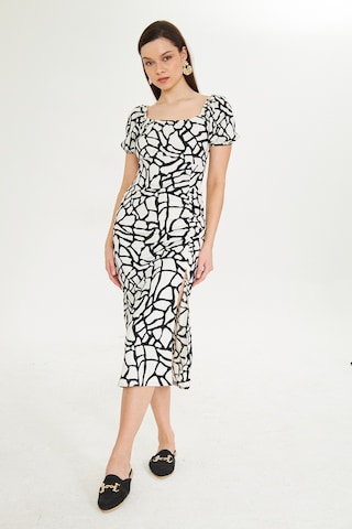 Siyah Beyaz Desenli Kalp Yaka Yirtmacli Elbise Siyah