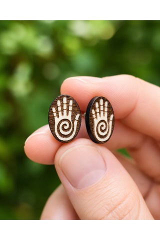 Şifa Eli Motifli 17 Mm Minimalist Doğal Huş Ahşap Çivi Küpe - Spiral El Yapımı Anti-alerjik Kadın Küpesi Kahverengi