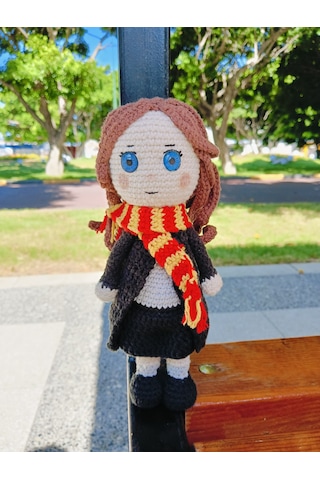 Okulun Cübbeli Cadısı Amigurumi Örgü Oyuncak - Film Karakteri Hediyelik Figür 21 Cm