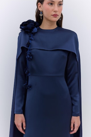 Manuka Pelerinli Çiçek Detaylı Abiye Elbise Gece Mavisi