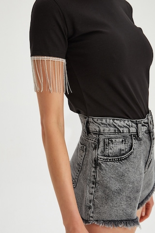 Kadın Kolları Zincir Detaylı Basic T-shirt Siyah