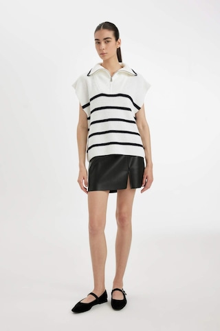 Defacto Regular Fit Çizgili Yarım Fermuarlı Dik Yaka Selanik Kumaş Triko Süveter C9307AX24WNER105 Ekru