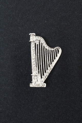 Zamanın Tınısı Arp Broş Gümüş Renkli Kristal Taşlı Müzik Aletli Erek Kadın Yaka İğnesi Arplı Broş. Çok renkli