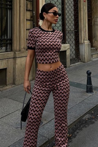 Dar Kalıplı Brenda Desenli Bisiklet Yakalı Kadın Crop Ve Pantolon Takımı Çok Renkli Multi