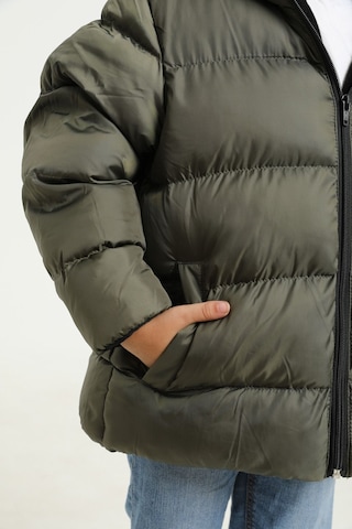 Erkek Çocuk Haki İçi Polarlı Kapüşonlu Su Geçirmez Rüzgara Dayanıklı Cepli Şişme Kışlık Mont Haki