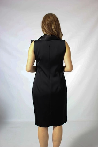 986 Siyah Yakası Organze Fiyonk Broşlu Saten Kısa Büyük Beden Elbise Siyah