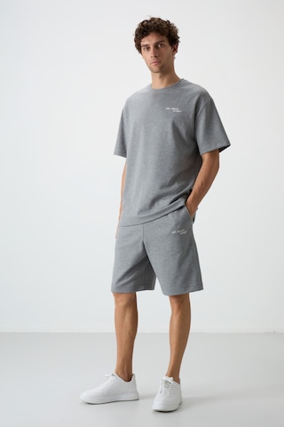 Gri Melanj Pamuklu Kalın Yumuşak Dokulu Oversize Fit Nakışlı Erkek Şort Takım - 85250 GRİ MELANJ