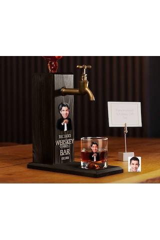 BK Gift Kabartmalı Karikatür Figürlü Musluklu Siyah Ahşap İçki Standı ve Viski Bardağı Hediye Seti, Arkadaşa Hediye, Sevgiliye Hediye-3