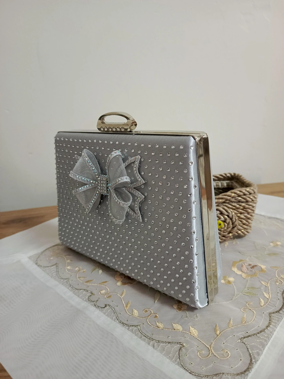 Yerli Çanta Gümüş Saten Fiyonk Taşlı Abiye Çanta-1821 Gümüş