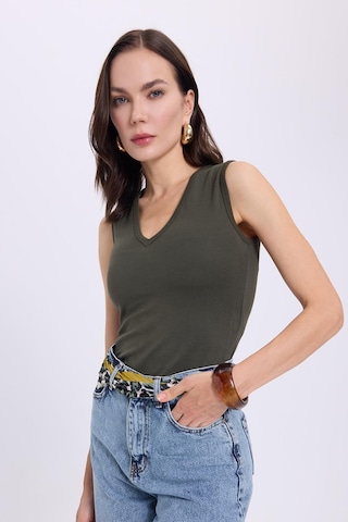 Tudors Kadın Slim Fit Dar Kesim V Yaka Sıfır Kol Pamuklu Ribanalı Haki Bluz-38838 haki