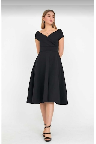 Düşük Omuz Eteği Pileli Krep Kumaş Midi Boy Elbise Siyah
