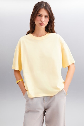 Grımelange Jemmy Kadın %100 Organik Pamuk Relaxed Fit Yırtmaçlı Yuvarlak Yakalı Sarı T-shirt