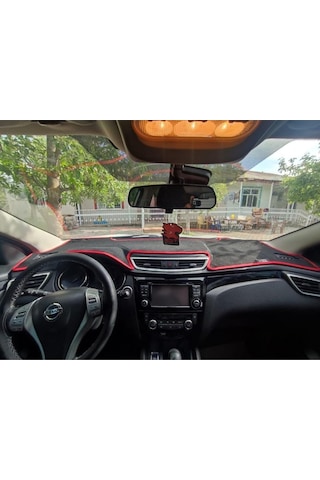 2015+ Modellerine Uygun Nissan Qashqai Torpido Koruma Halısı Siyah Kenar Renk Kırmızı
