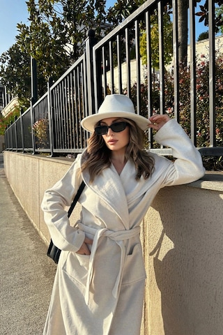 Kadın Ekru Kruvaze Yaka, Kapüşonlu, Çift Cepli, Beli Kemerli, Uzun Kaşe Kaban Astarsız Ekru