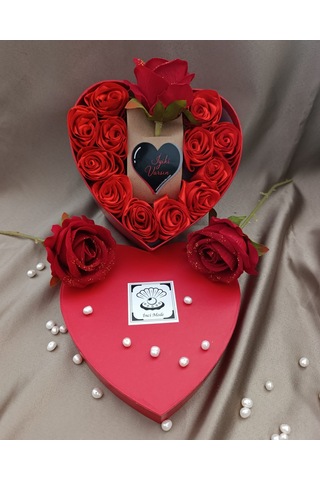 İnci Mode İyiki Varsın 12+1 Çiçekli Kalpli Kutu Hediyelik Çiçek Kutusu Kırmızı