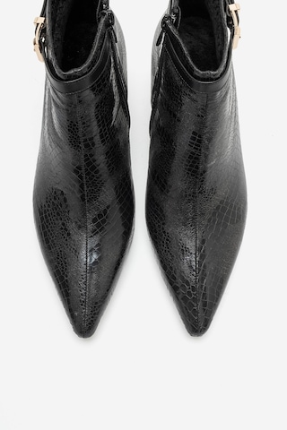 Luvi Shoes Juxon Siyah Desenli Tokalı Kadın Kısa Topuklu Bot