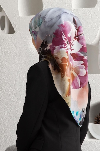 Vissona %100 Twill İpek Çiçek Desenli Siyah - Mürdüm Renkli 90x90 Eşarp Dikim Şekli : El Dikişi Çok Renkli