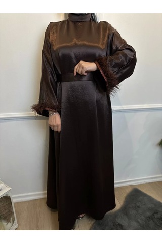 KAHVERENGİ KOL UCU TÜYLÜ ELBİSE Kahverengi