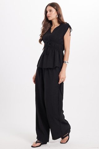 Tudors Kadın Standart Fit Normal Kesim V Yaka Beli Büzgülü Bağcıklı Bluz Geniş Paça Siyah Pantolon Takım-51026