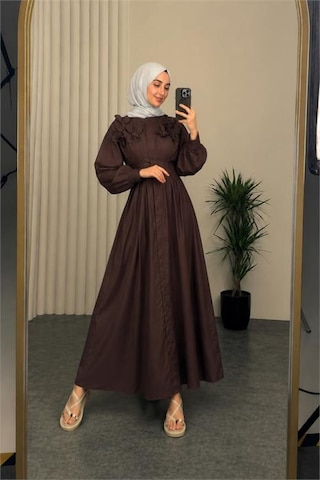 Neşeli Butik Kadın Kahverengi Belden Oturtmalı Çiçek Detaylı Premium Tesettür Elbise Nbvq4933