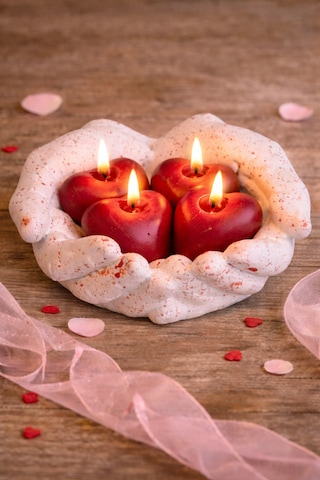 Eller İçinde 4 Lü Kalp Mum Seti Vanilya Kokulu Dekoratif Mumluk Romantik Masa Dekoru Kırmızı - Beyaz
