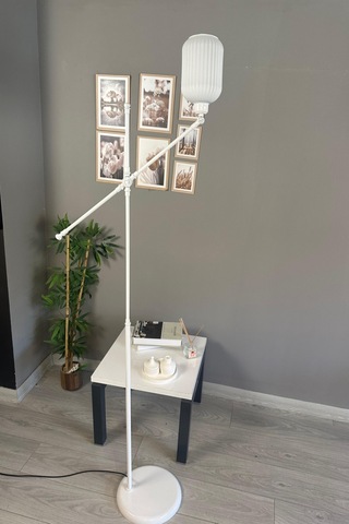 Wingmn Beyaz Cam Lambader Makas Gövde Modern Metal Oturma Odası Zemin Lambası Beyaz