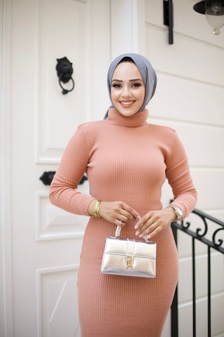 Hira Life Fashion Kadın Elbise Tesettür Giyim Balıkçı Yaka Ve Dar Kesim Triko Kalem Elbise Pudra Pudra