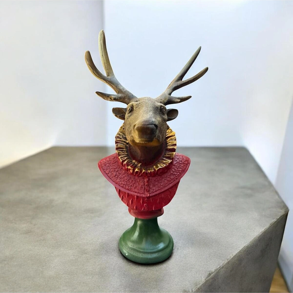 Dekoratif Polyester Tekli Geyik Başı Biblo Kırmızı Yeşil