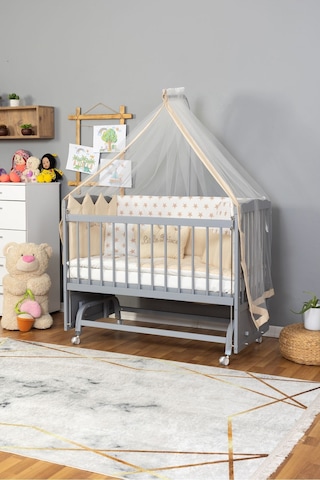 Ahşap Beşik Anne Yanı Beşik Gri 60x120 - Krem Nakış Erkek Uyku Seti + Yatak + Tekerlekli Gri